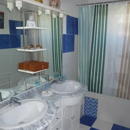 Sleeps 8 Pool Air Con Wifi